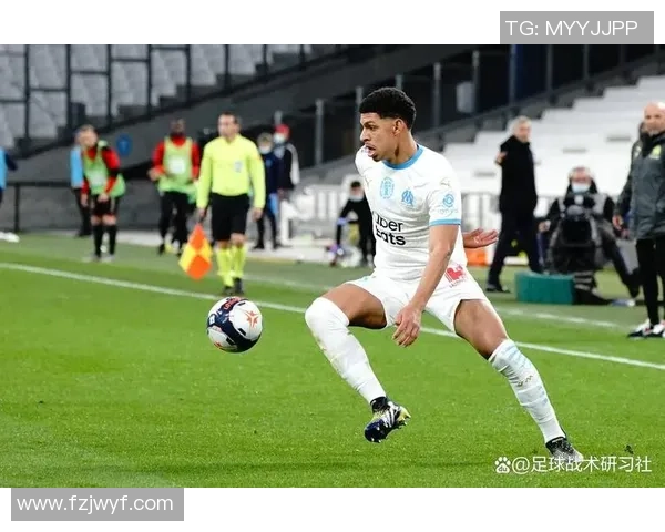 国米右路防线薄弱隐患邓弗里斯离队后路易斯恩里克的战术挑战